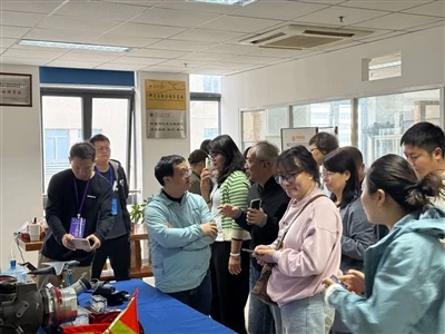 Værter for Xiamen University of Technologys delegation for at fremvise avance...
